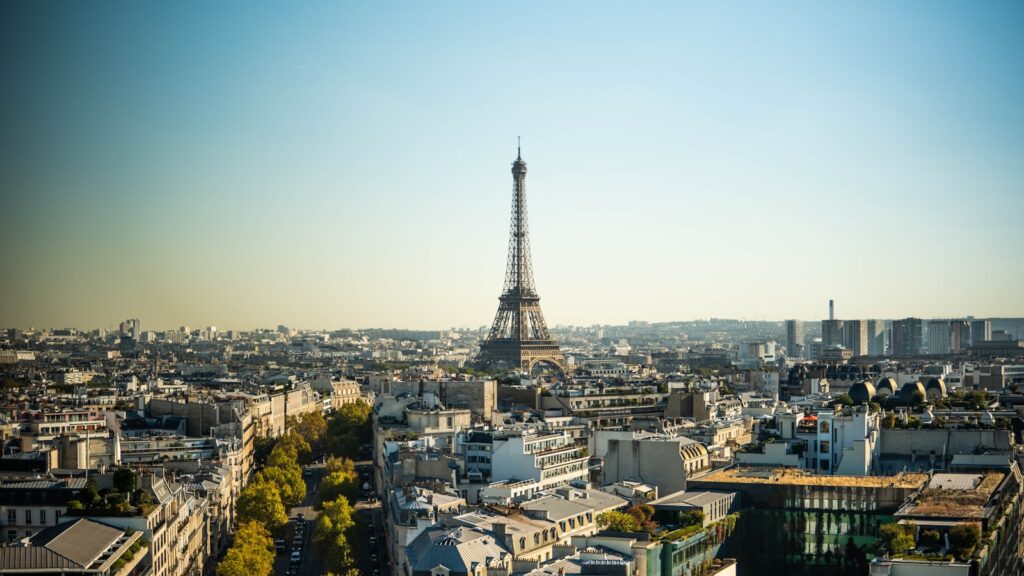 Parijs met de Eiffeltoren als beeld voor de Franse verplichte e-facturatie