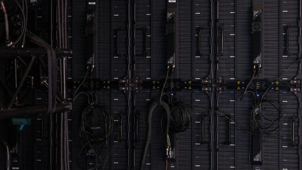 Kabels en aansluitingen op serverpanelen