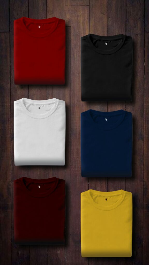 Gekleurde shirts op een tafel als beeld voor gepersonaliseerde producten in webshops