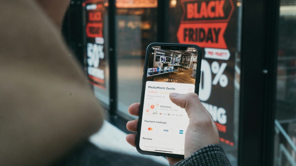 Persoon bedient een smartphone tijdens online winkelen