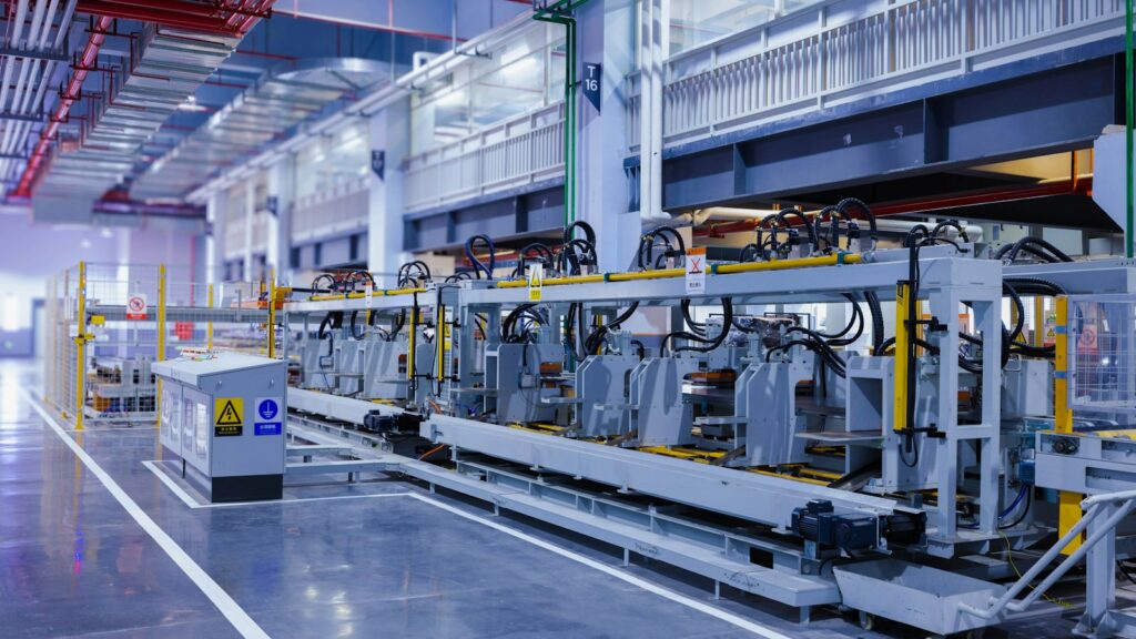 Grote productiemachine in een fabriekshal