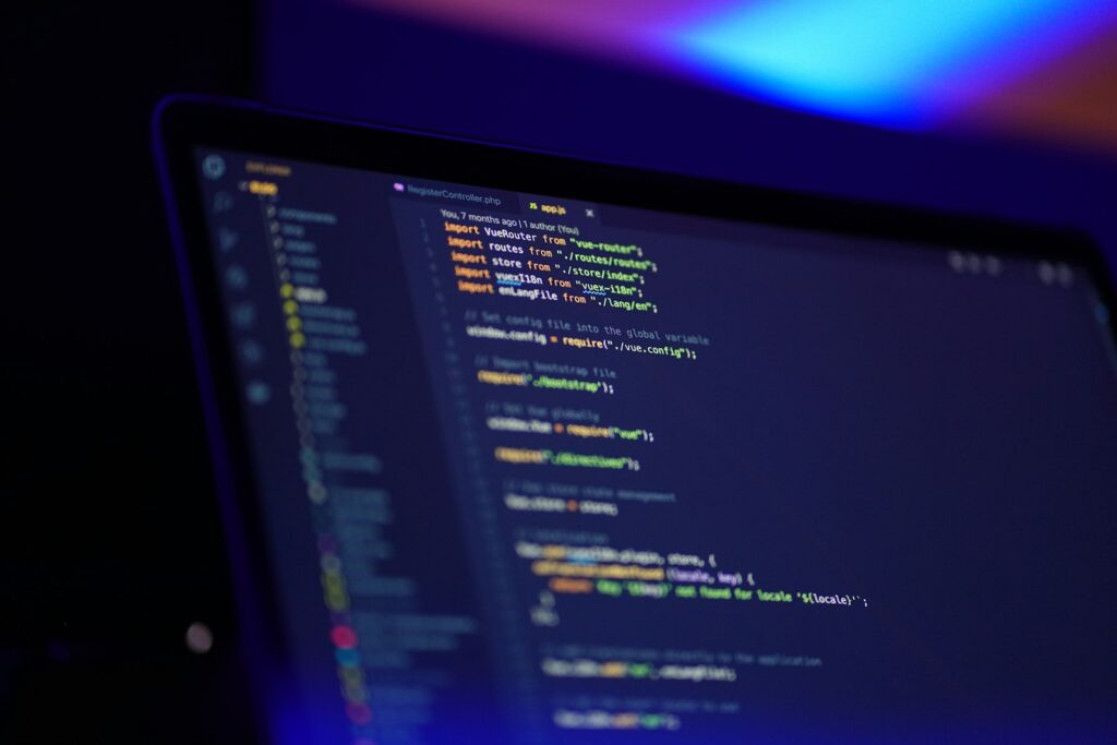 Laptopscherm met code als beeld voor low-code-ontwikkeling met een AI-assistent