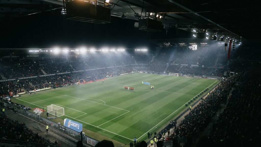 Gevuld voetbalstadion tijdens een wedstrijd