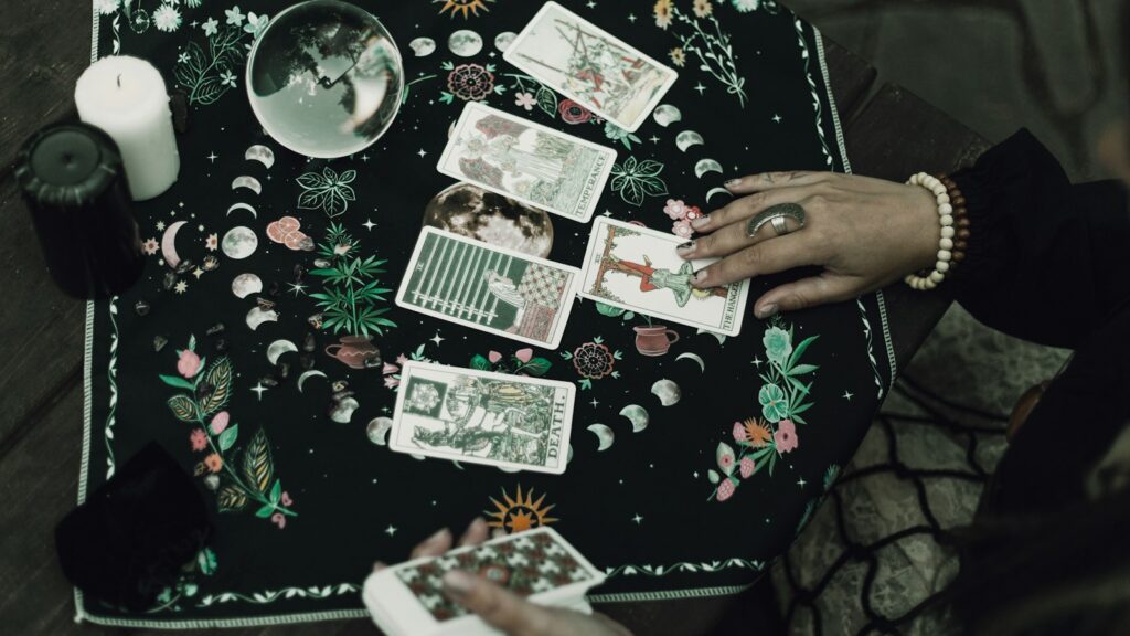 Tarotkaarten en kristallen op een tafel