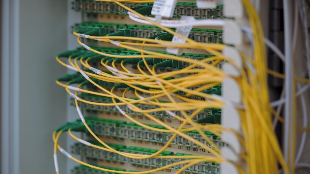 Netwerkkabels in een datacenter