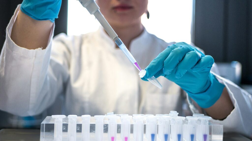 Onderzoeker werkt met een pipet in een laboratorium