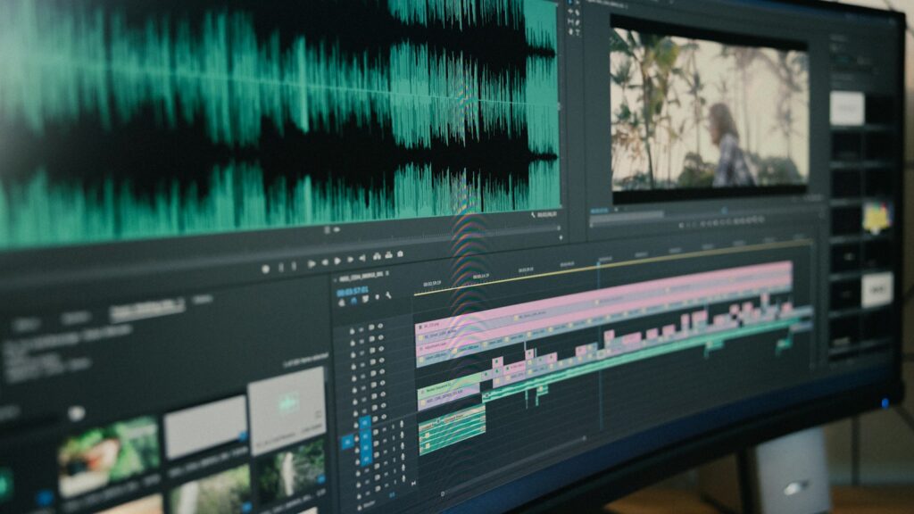 Beeldscherm met videomateriaal in een montageomgeving