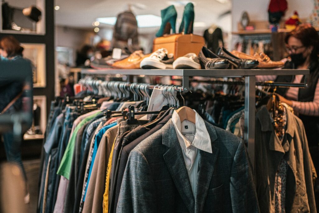 Kledingrekken in een winkel als beeld voor data-analyse binnen een modeplatform