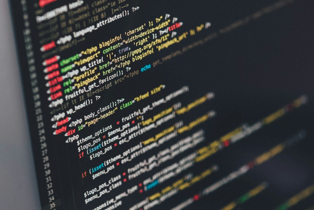 Scherm met programmacode als beeld voor migratie naar een nieuwe partner-API