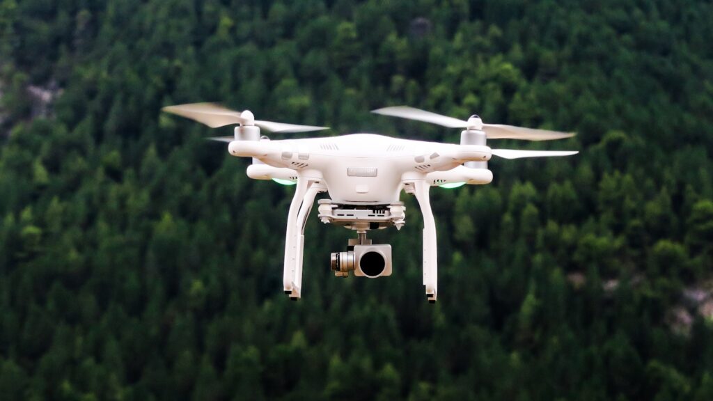 Drone vliegt tegen een heldere lucht