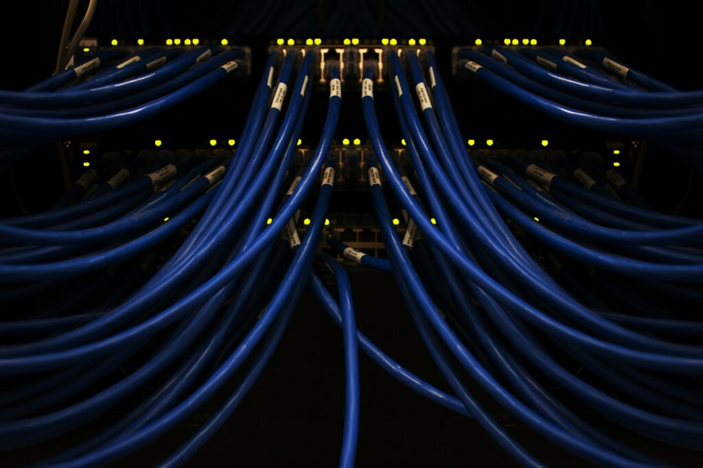 Netwerkkabels in een datacenter als beeld voor private cloudinfrastructuur voor AI