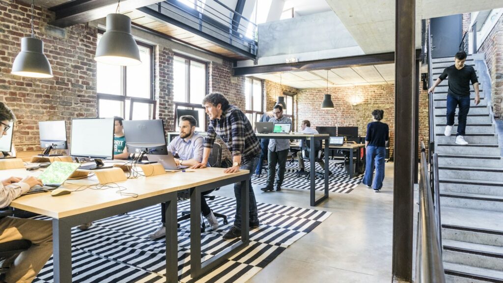 Startupteam aan het werk achter laptops