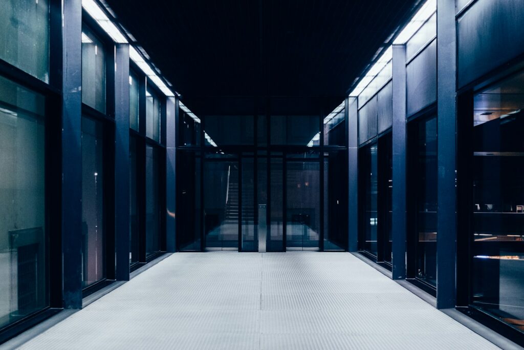 Gang in een datacenter als beeld voor regionale uitvoering van AI-workloads