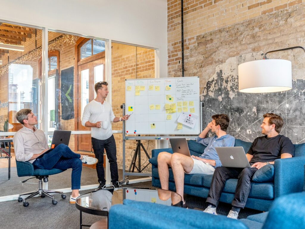 Overleg met laptops als beeld voor financiële software bij startups