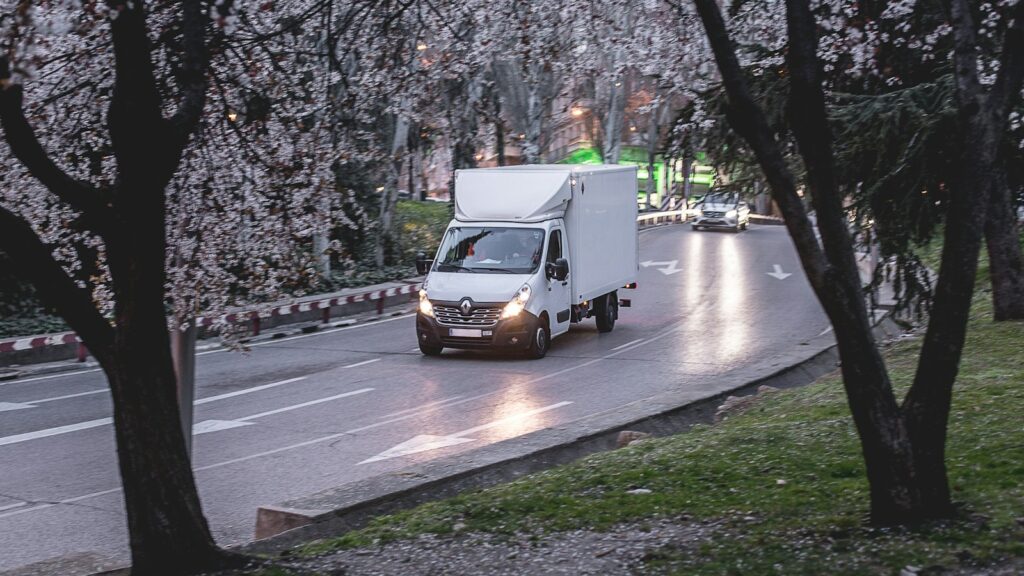 Witte bestelbus op een weg