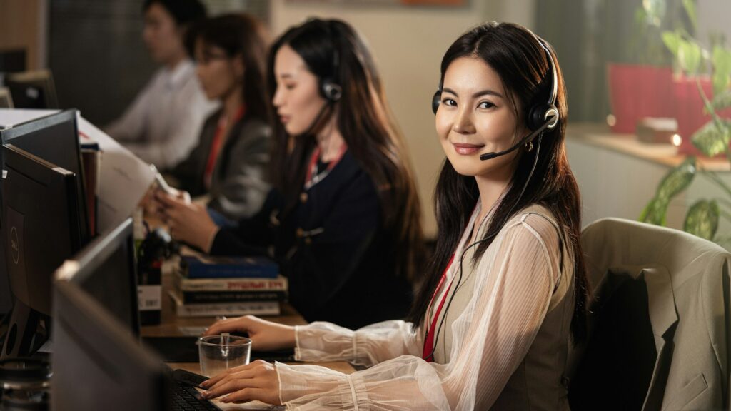 Medewerker met headset achter een computer