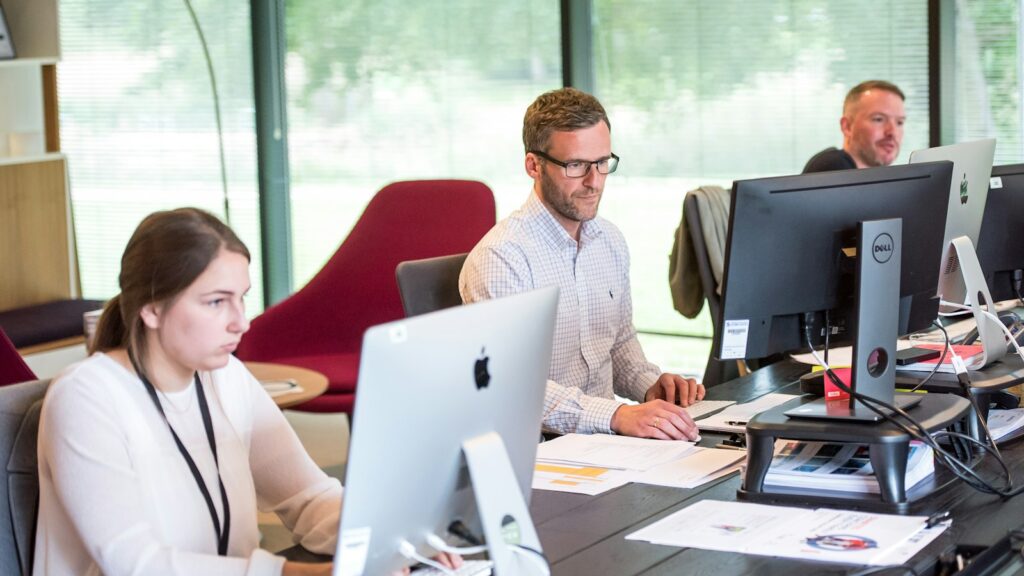 Medewerker achter een computer op kantoor