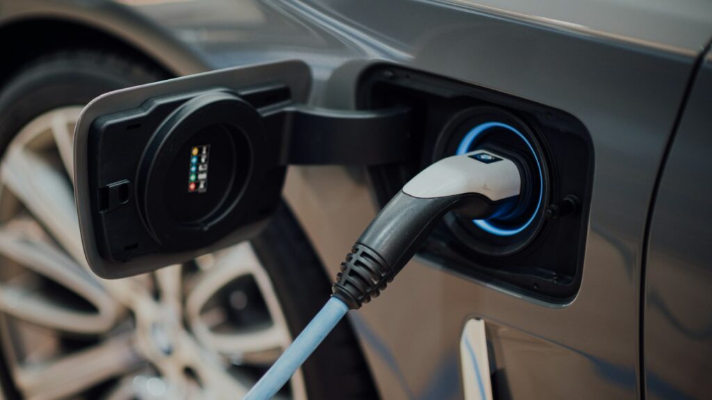 Laadkabel aangesloten op een elektrische auto