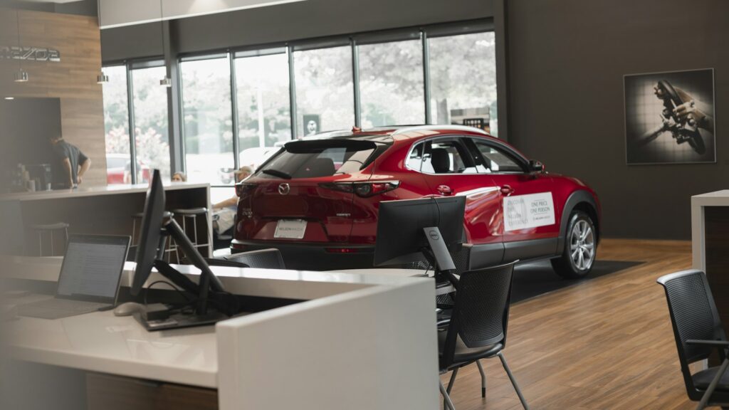 Rode auto in een showroom