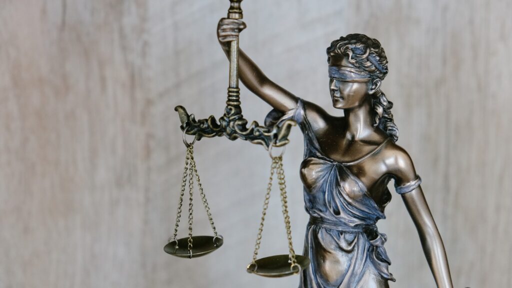 Vrouwe Justitia met zwaard en weegschaal