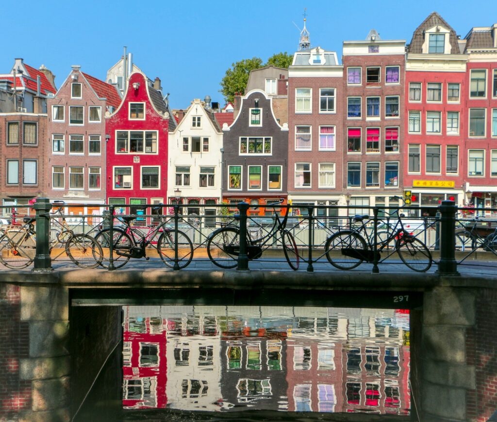 Amsterdamse gracht met fiets als beeld voor het Europese hoofdkantoor in Amsterdam
