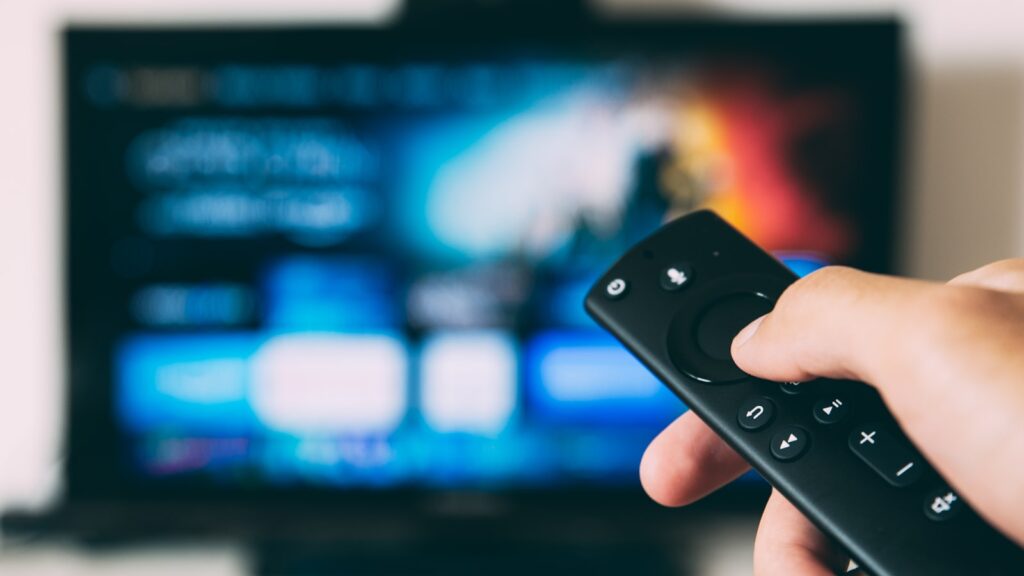Ingeschakelde flatscreen-televisie in een woonkamer