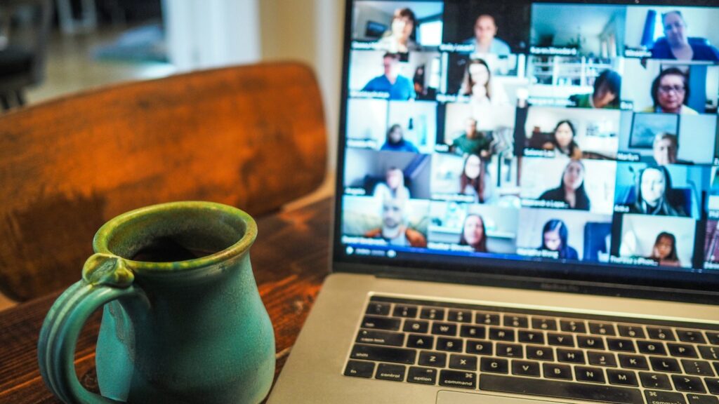 Laptop met een videovergadering