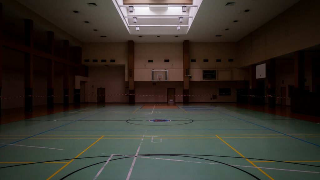 Basketbalveld in een sporthal