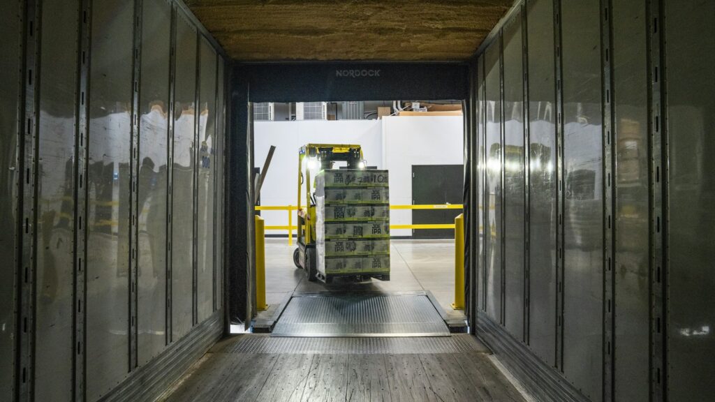 Heftruck in een distributiecentrum