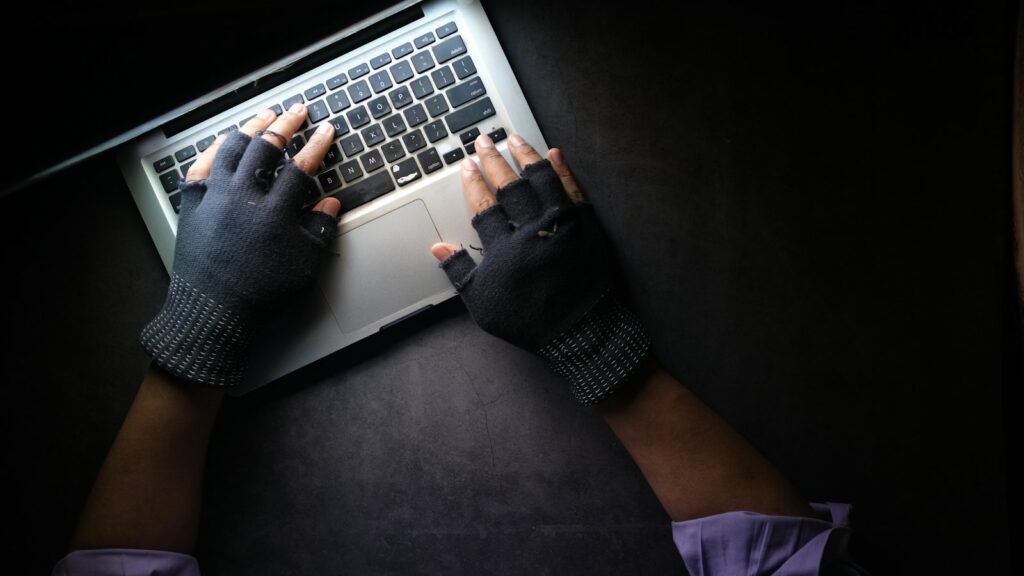 Handen typen op een laptop