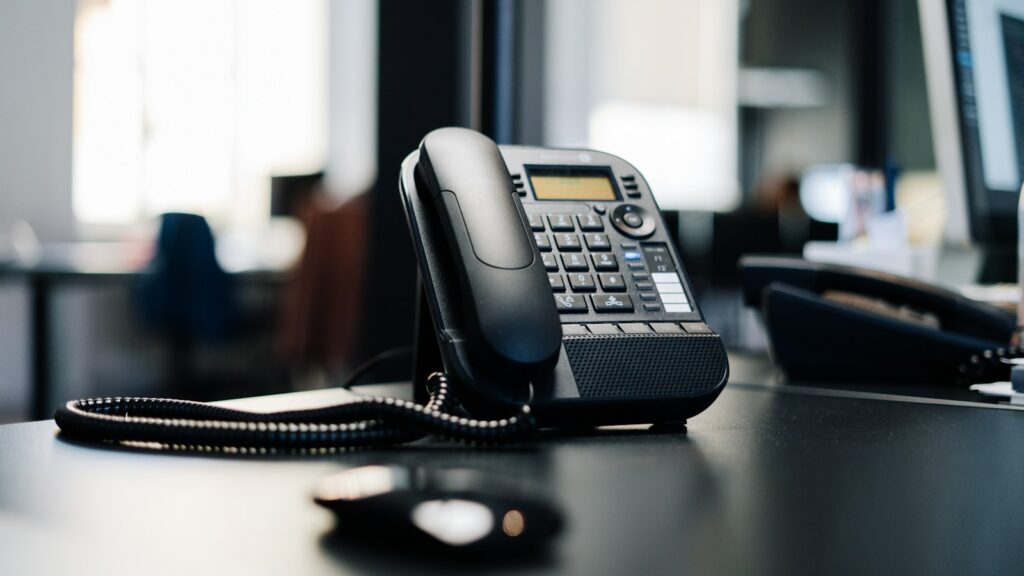Vaste telefoon op een bureau