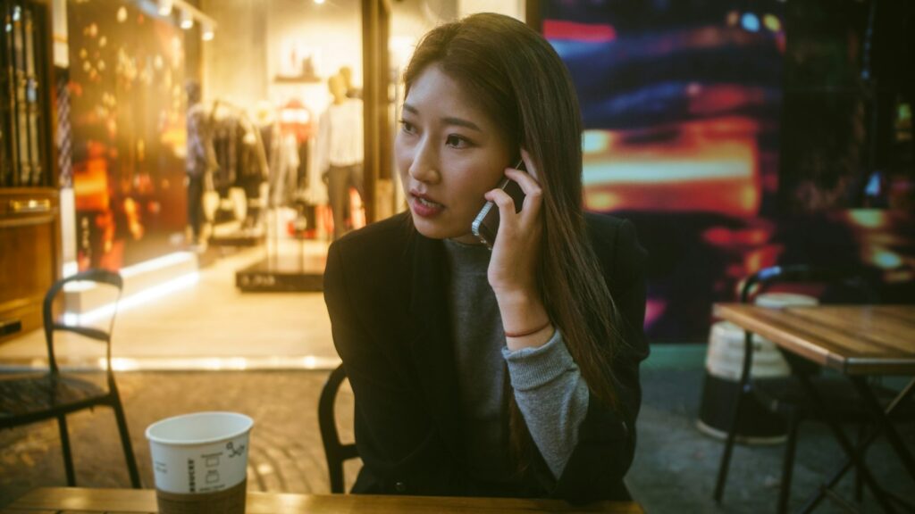 Vrouw telefoneert op straat