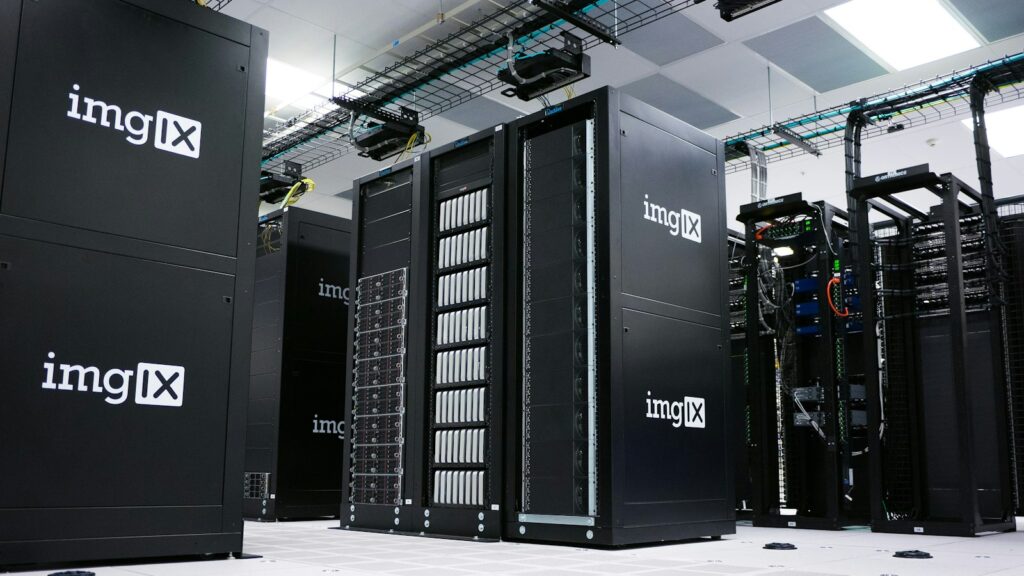 Rijen serverracks in een datacenter