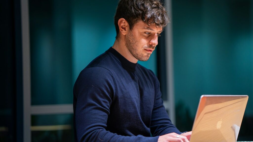 Medewerker werkt op een laptop