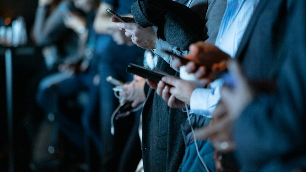 Mensen gebruiken hun telefoon