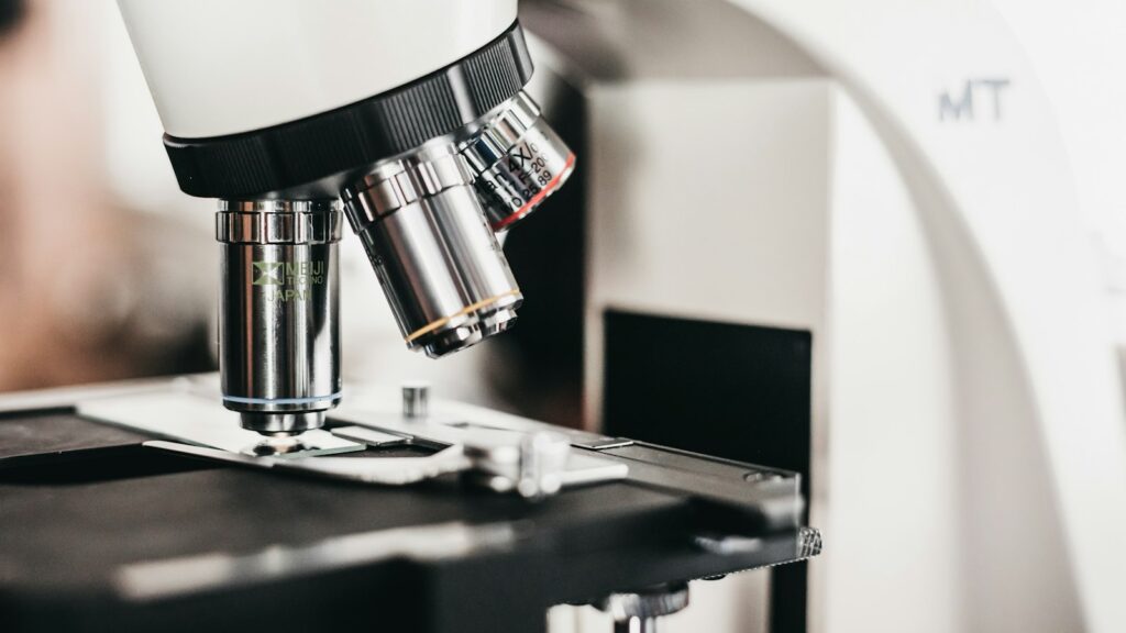 Microscoop in een laboratorium
