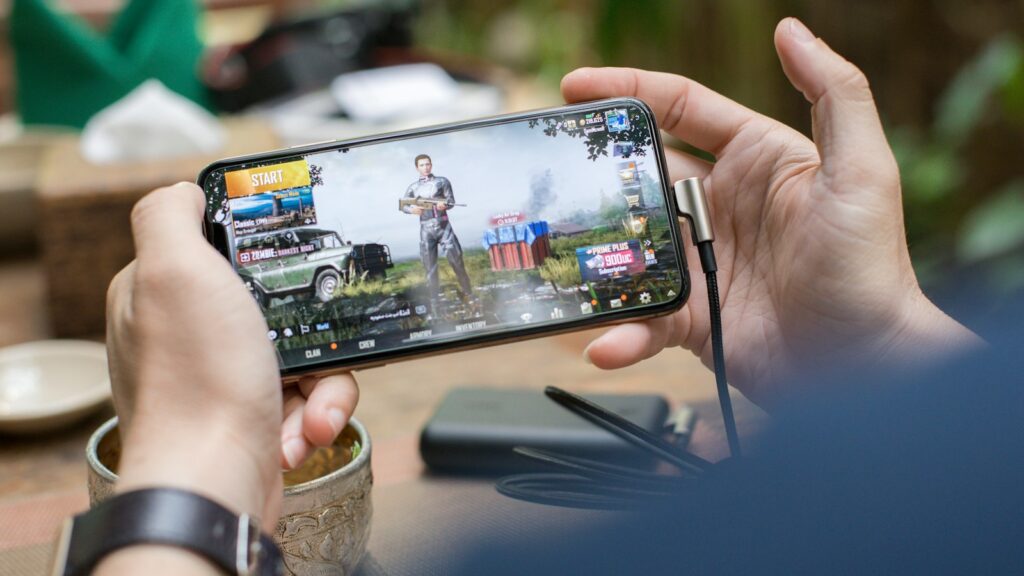 Iemand speelt een spel op een telefoon