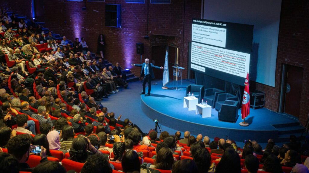 Spreker voor een zaal met publiek