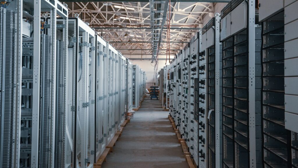 Gang met serverracks in een datacenter