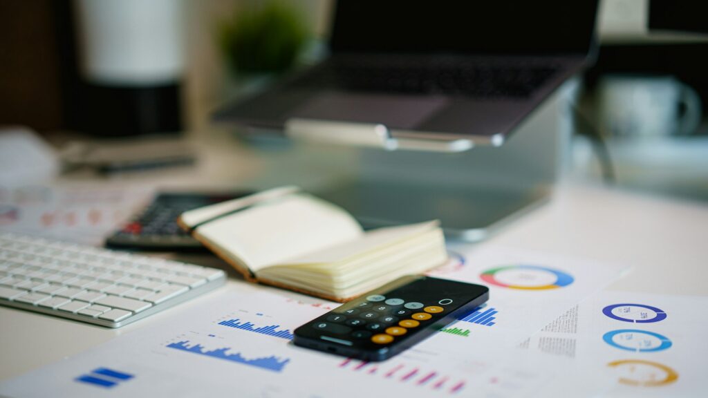 Bureau met smartphone en financiële overzichten